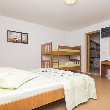 Apartments with a parking space Brela, Makarska - 11687 Ruang foto