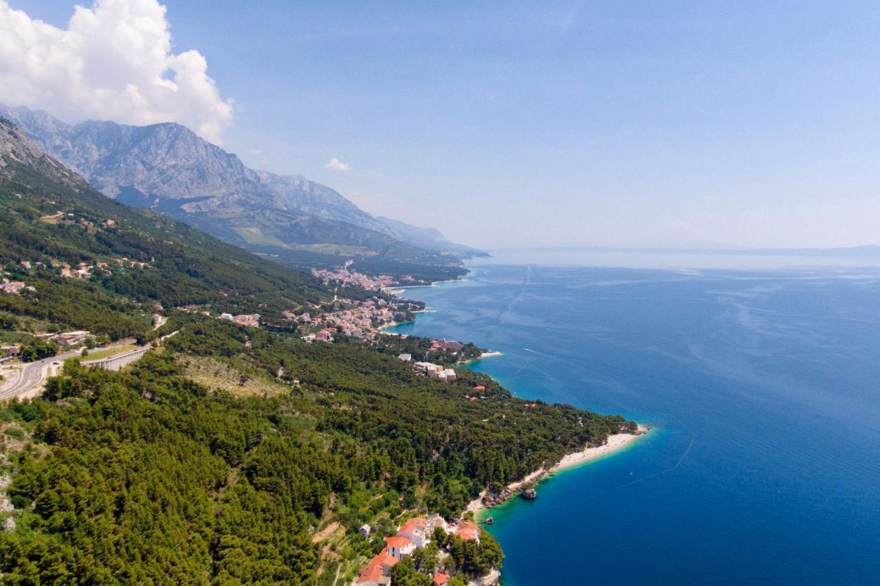 Apartments with a parking space Brela, Makarska - 11687 Bagian luar foto
