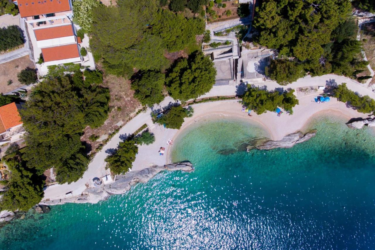 Apartments with a parking space Brela, Makarska - 11687 Bagian luar foto