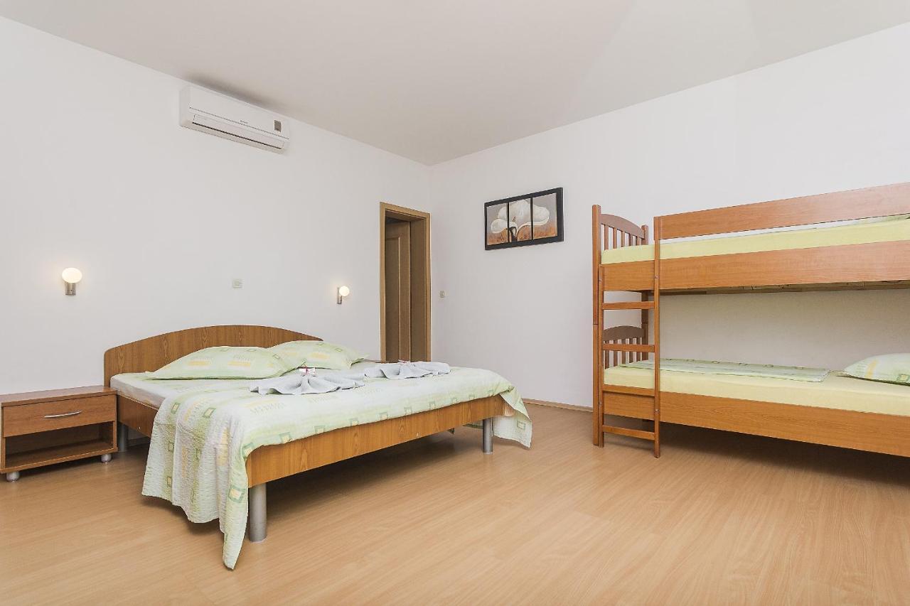 Apartments with a parking space Brela, Makarska - 11687 Bagian luar foto