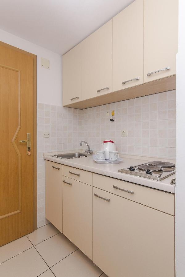 Apartments with a parking space Brela, Makarska - 11687 Bagian luar foto
