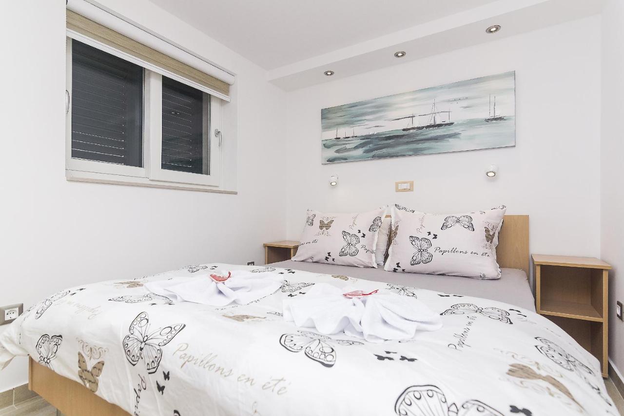 Apartments with a parking space Brela, Makarska - 11687 Bagian luar foto