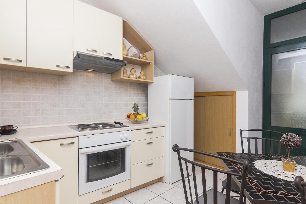 Apartments with a parking space Brela, Makarska - 11687 Bagian luar foto