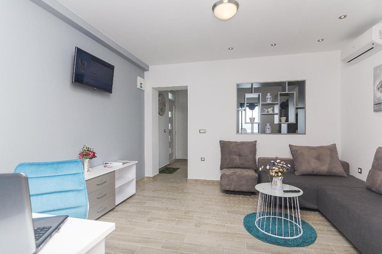 Apartments with a parking space Brela, Makarska - 11687 Bagian luar foto