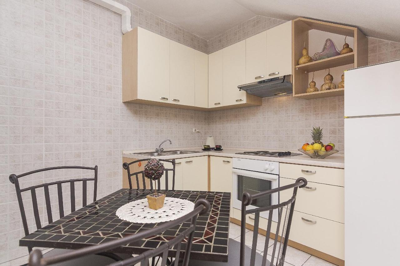 Apartments with a parking space Brela, Makarska - 11687 Bagian luar foto