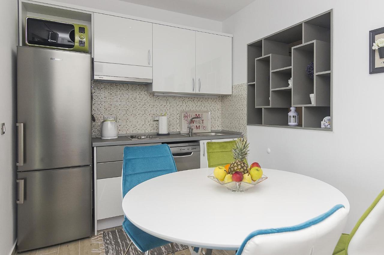 Apartments with a parking space Brela, Makarska - 11687 Bagian luar foto