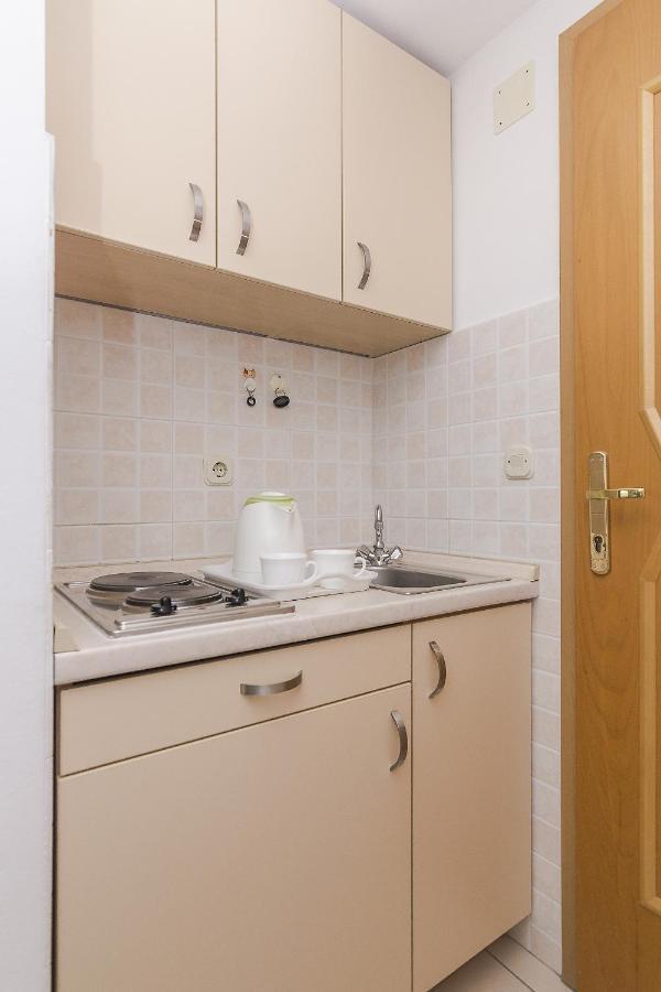 Apartments with a parking space Brela, Makarska - 11687 Bagian luar foto