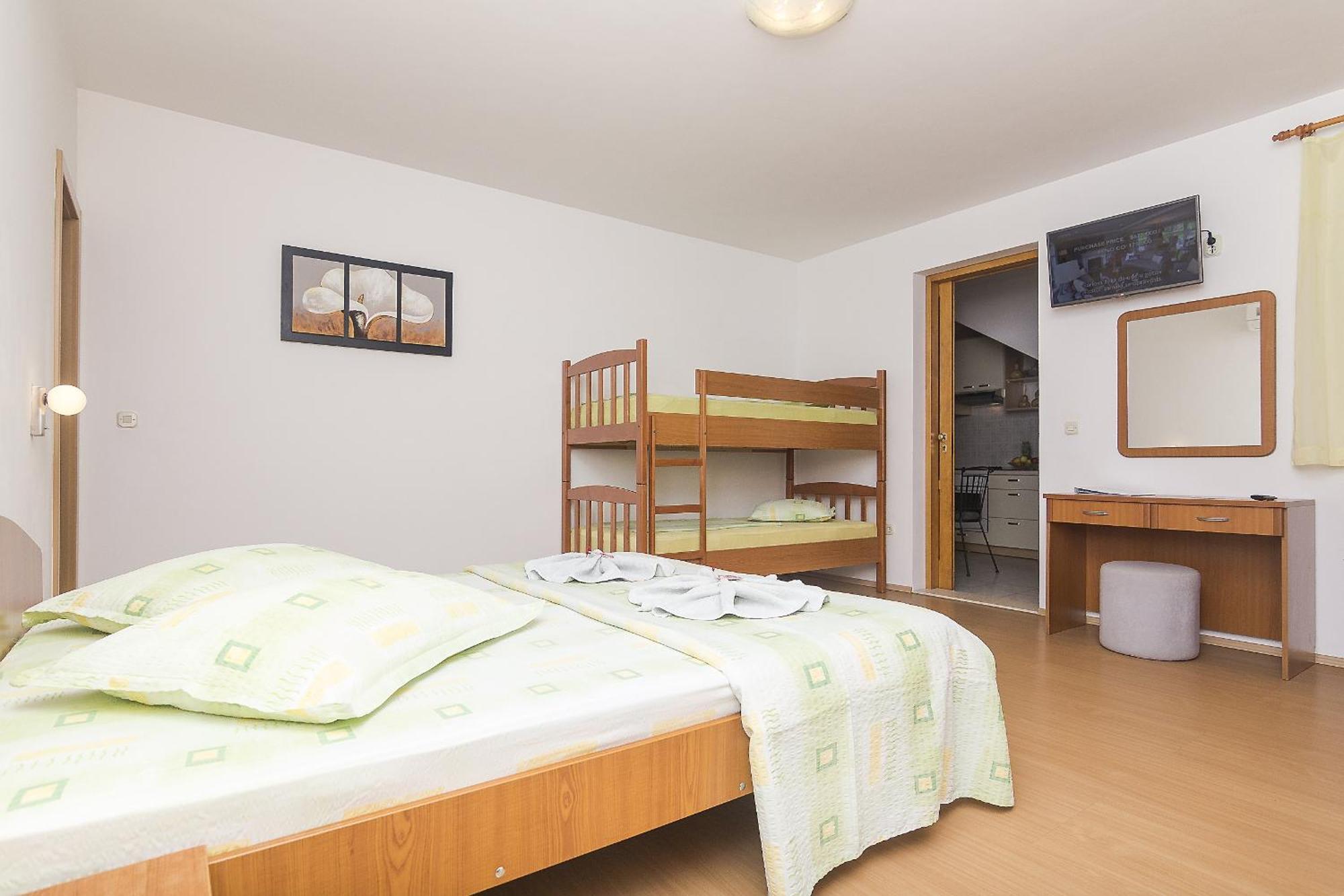 Apartments with a parking space Brela, Makarska - 11687 Ruang foto