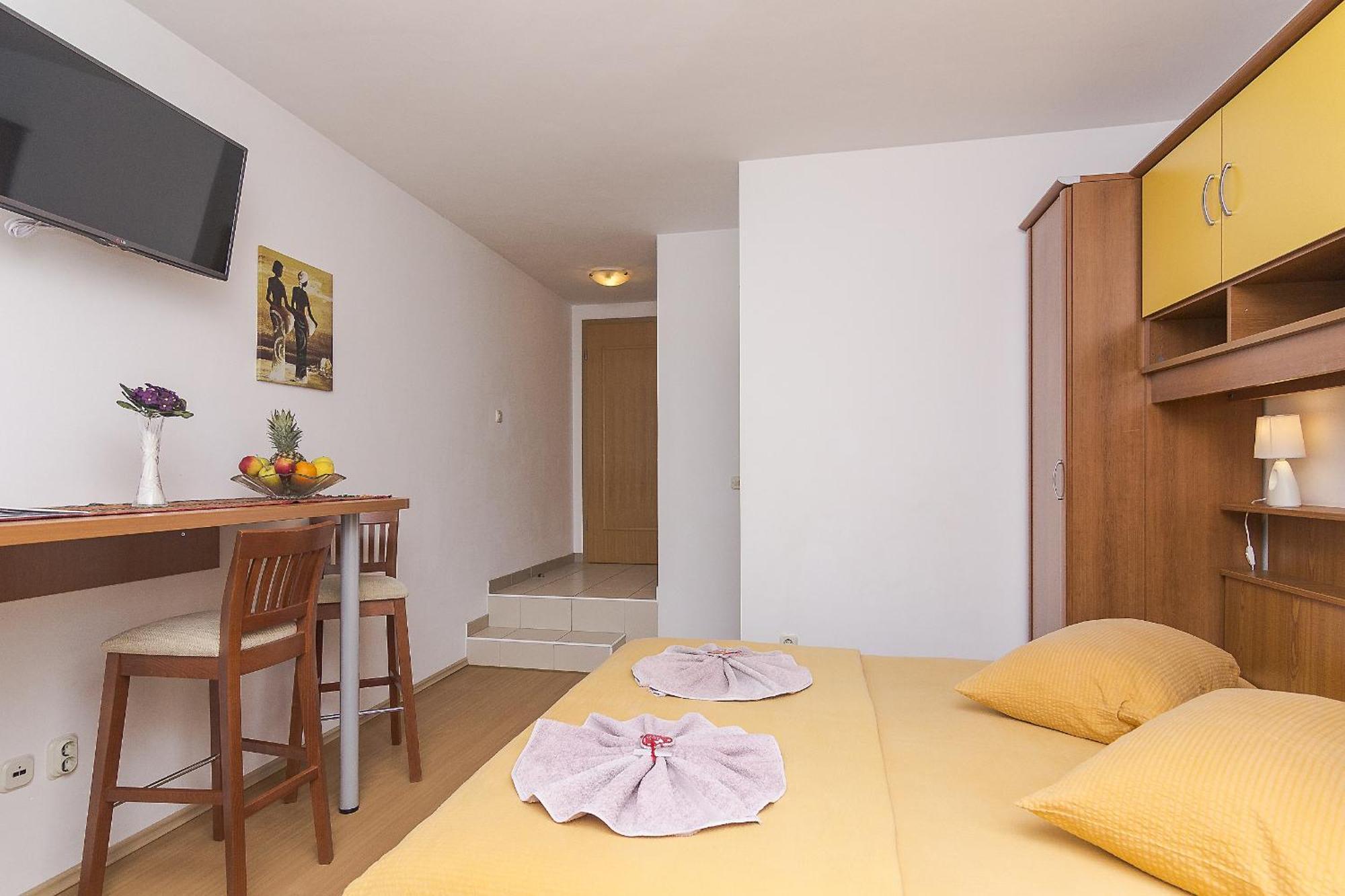 Apartments with a parking space Brela, Makarska - 11687 Ruang foto