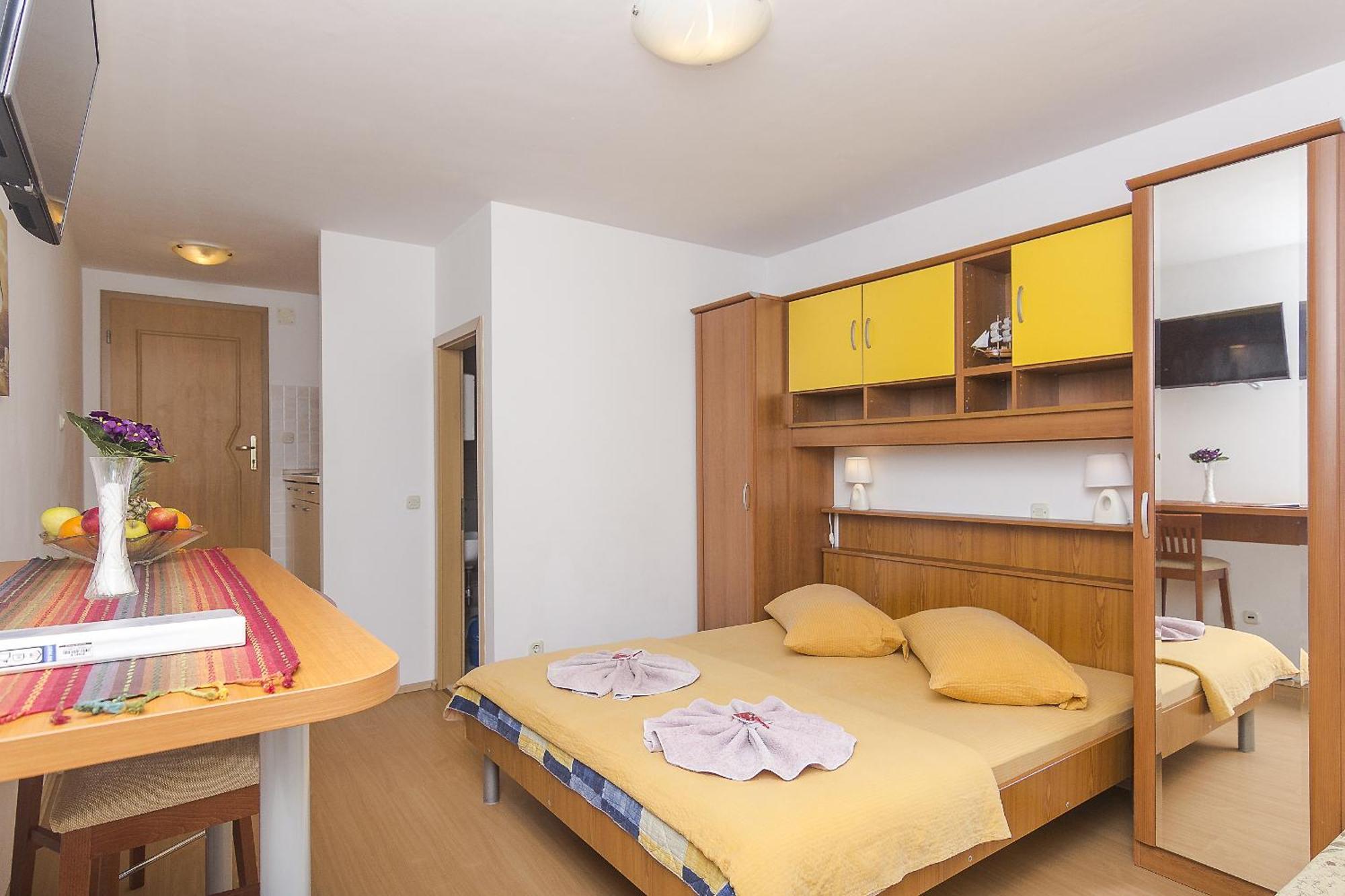 Apartments with a parking space Brela, Makarska - 11687 Ruang foto