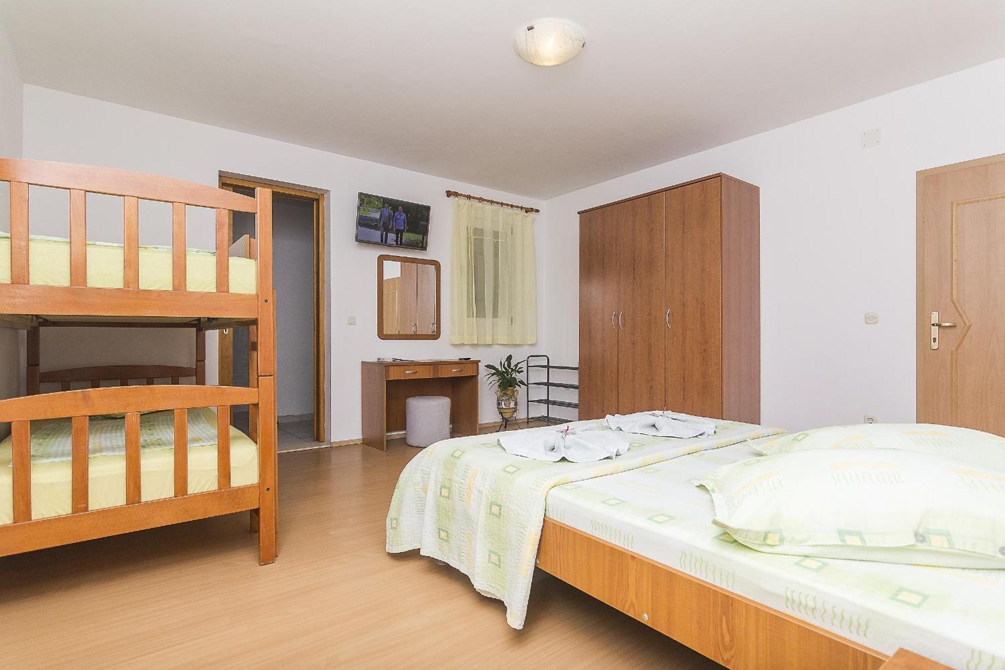 Apartments with a parking space Brela, Makarska - 11687 Ruang foto